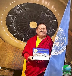 现任世界佛光中心最高领袖 金刚法王 赤 · 仁波切上师 在联合国纽约总部向全球华人拜年