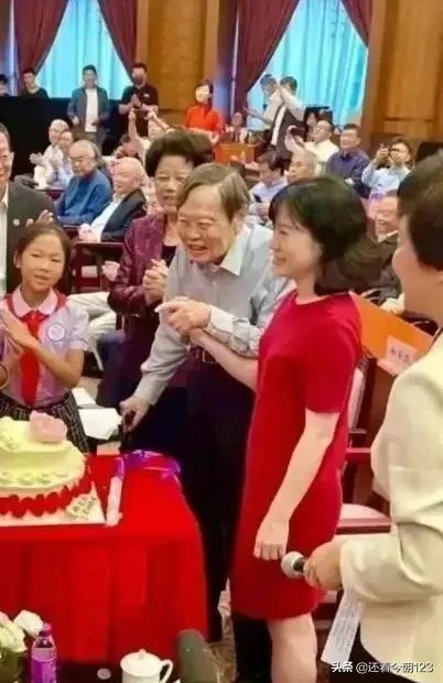 杨振宁75岁做心脏搭桥手术82岁娶翁帆，100生日发表演讲