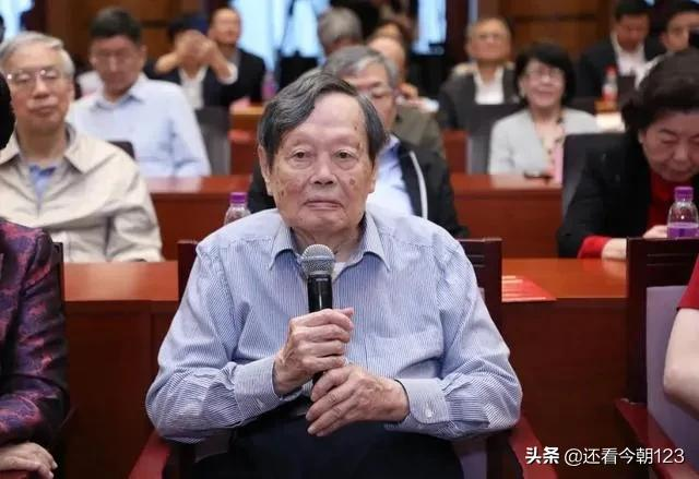 杨振宁75岁做心脏搭桥手术82岁娶翁帆，100生日发表演讲