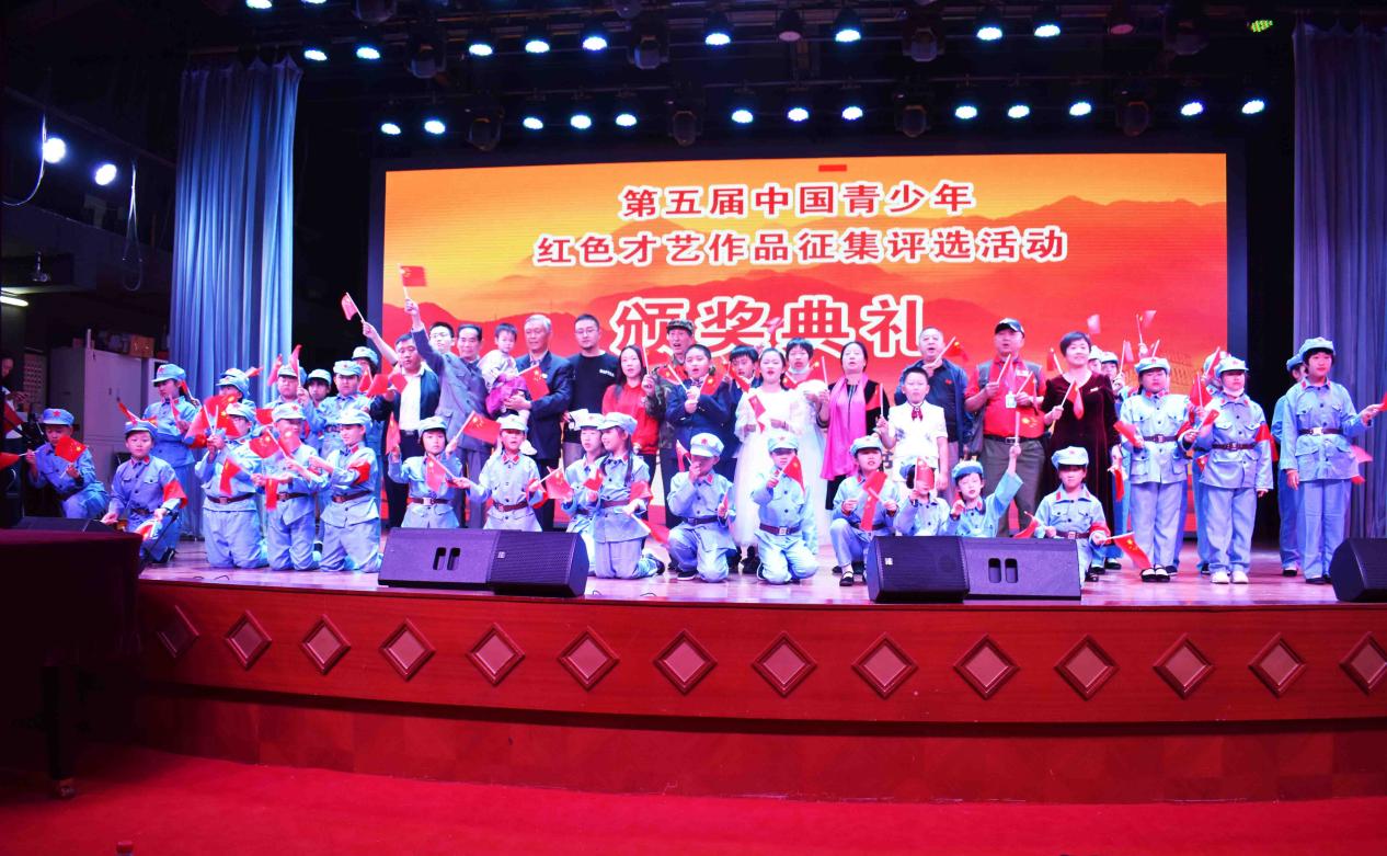 6、大家在一起合影留念。（中红网布俊超摄）