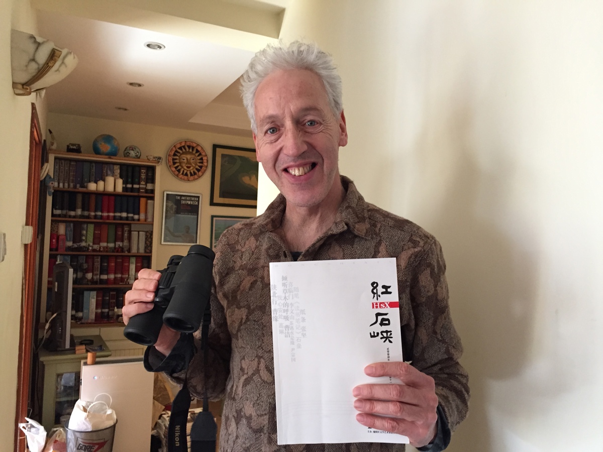 B5-3国际长城之友协会主席威廉林赛读到榆阳区文联主办的《红石峡》杂志中写他自己是个“特务“的时候感到很开心