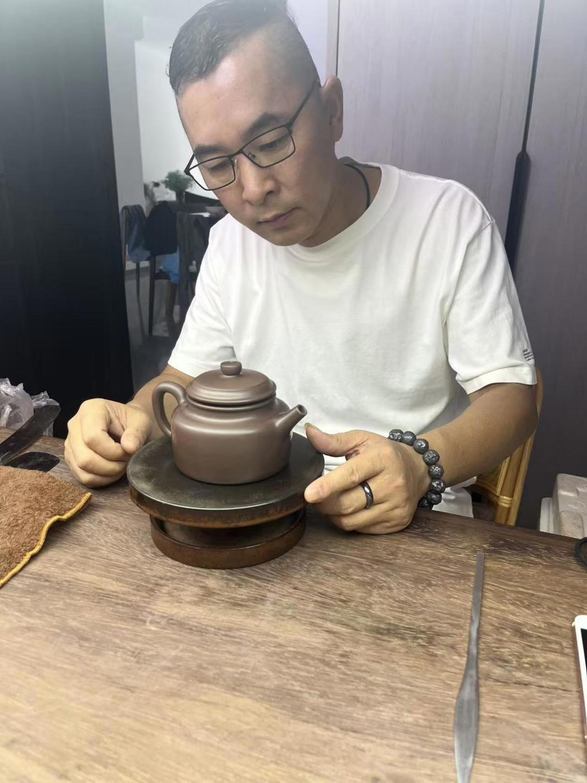 勇陶斋给全民爱国行动志愿者万里行捐赠原矿朱泥壶