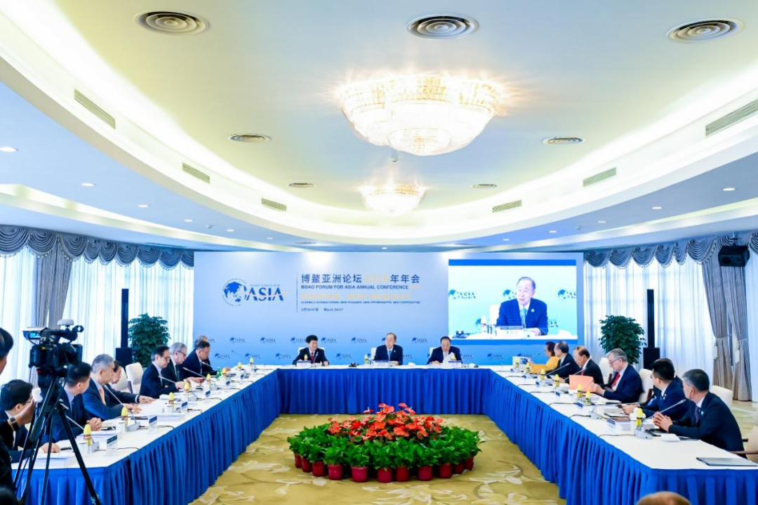 潘基文出席海南博鳌论坛并抵达北京恭祝潘基文基金会乔迁新址