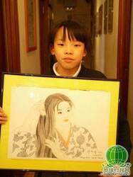 旅西华裔女孩酷爱美术 作品被学校收藏做典范