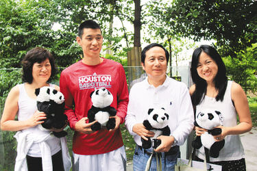 华裔球星与大熊猫亲密接触