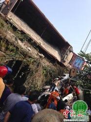 四川客车被撞翻桥下遭埋压致8人遇难6人重伤