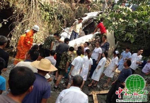 四川客车被撞翻桥下遭鹅卵石埋压 车上多是学生(图)