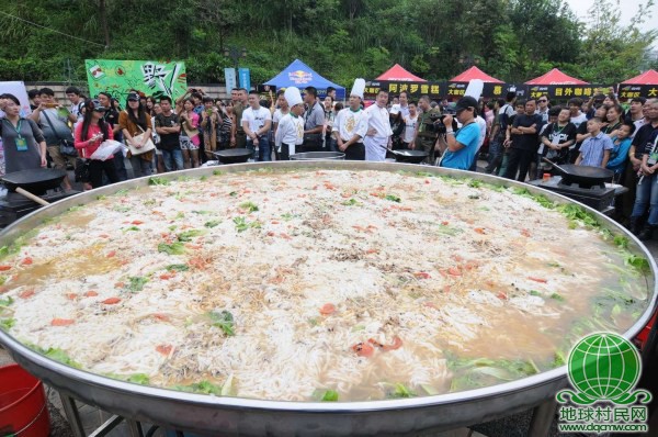 南宁“天下第一大碗”米粉可供千人食用(图)