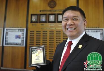 美国加州阿罕布拉市华裔民选官员第三次连任市长