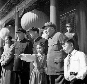 1953年10月1日毛主席与献花的少年先锋队员在天安门检阅台上
