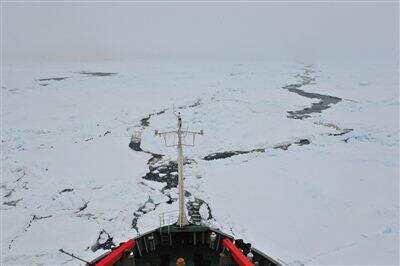 7日17时50分许，“雪龙”号船头冰面裂开一条水道，“雪龙”号趁机迅速穿过。