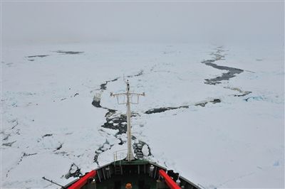 “雪龙”号救援船成功突围 俄受困客船自行突围