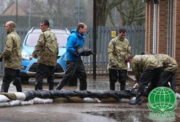 英国遭遇严重洪灾 威廉哈里王子搬沙包救援