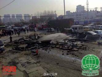 武汉长丰大道地下发生爆炸 车辆被炸飞