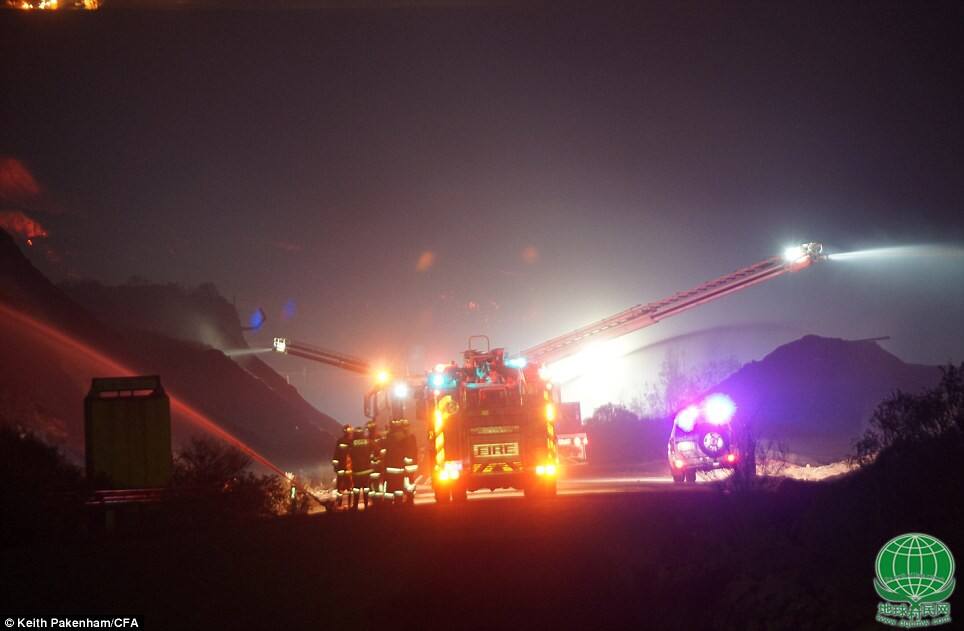 摩威镇的山火持续了3周，这里1.4万人受到烟雾影响，当局敦促病人和老人离开。