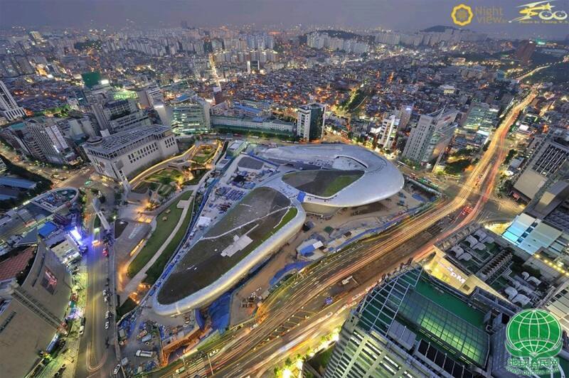 韩国打造世界最大非标准建筑物——首尔DDP，位于首尔东大门，花费4840亿韩元，历经5年打造，将于21日开放。图为首尔DDP外景。（韩国网络截图）