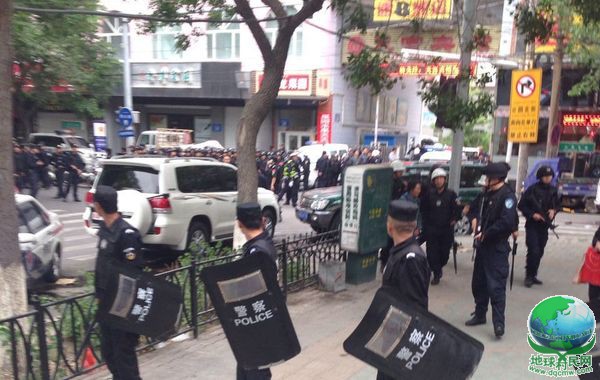 5月22日7时50分许，乌鲁木齐市沙依巴克区公园北街早市发生一起爆炸案，造成人员伤亡。爆炸现场周边道路被封锁。