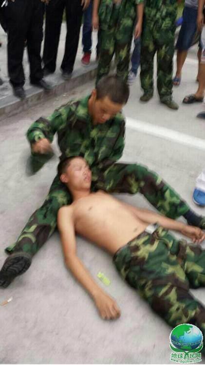 湖南一中学军训时教官与师生冲突 多名学生受伤