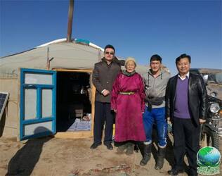 参加蒙古国骆驼文化节不忘慰问蒙古老额吉 敖其尔副主席一行走进戈壁蒙古包