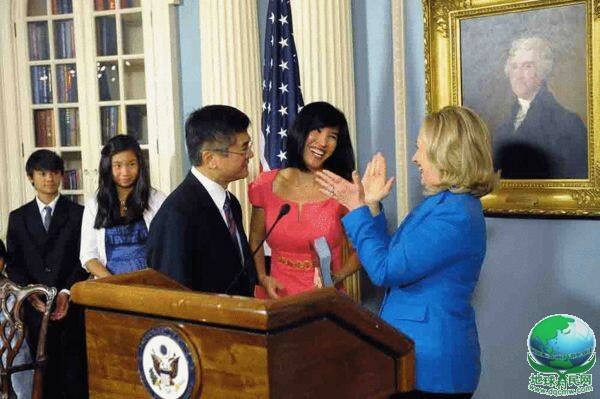 2011年8月4日的宣誓就职驻华大使仪式上，希拉里为骆家辉鼓掌