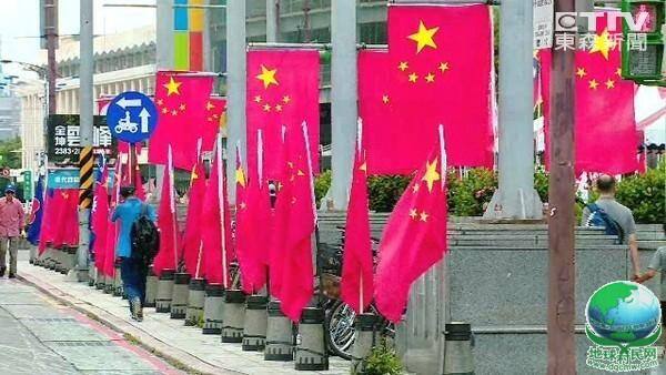 五星红旗飘扬台北闹市 台湾民众傻眼：这是哪儿？