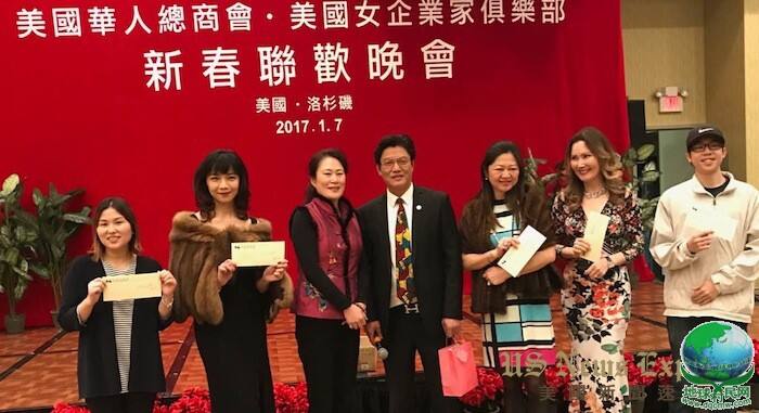 当天晚会还接到许多企业捐赠奖品。左三为老东方家具公司代表Ｐatty Wang 在为获奖的嘉宾颁发奖券。  