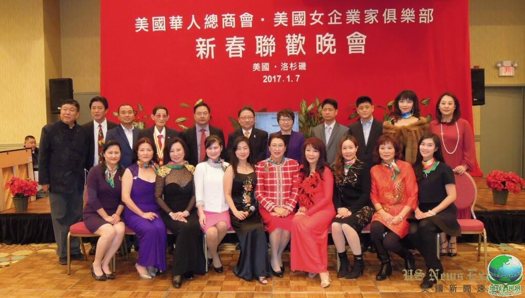 美国女企业家俱乐部成员在美国华人总商会干部们的”绿叶”衬托下合影留念。钱美臻摄