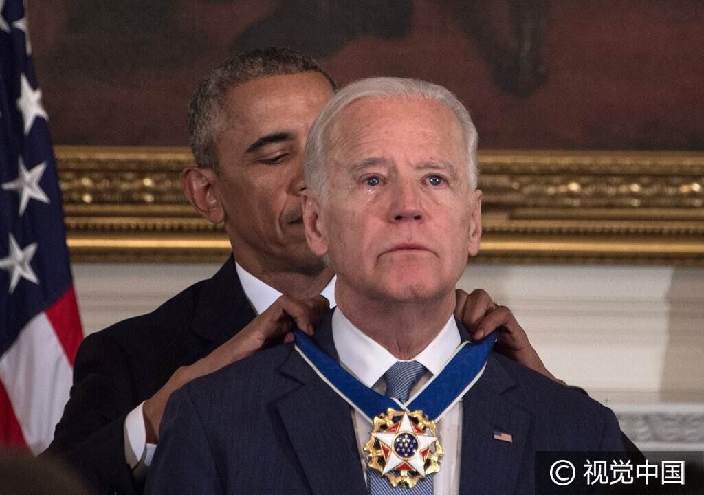 美国副总统拜登获颁总统自由勋章 激动落泪