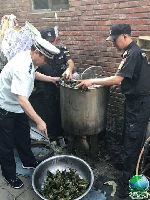 黑作坊躲猫猫:用生虫豆馅包粽子被朝阳平房城管执法队连锅端