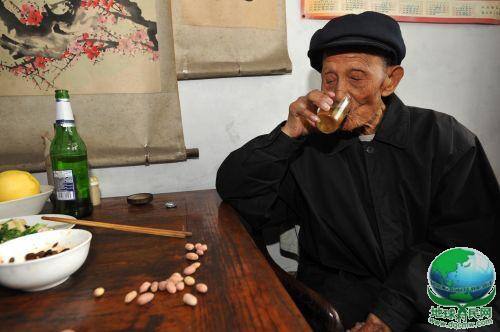 99岁老人，每月喝20多斤烧酒，喝酒有啥“正确方法”？